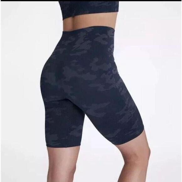 SPANX Look At Me Now Bike Shorts Black Camo Size Small Highrise NEW - Picture 10 of 10